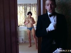 Жена с большой грудью изменяет мужу с портье пока его нет дома